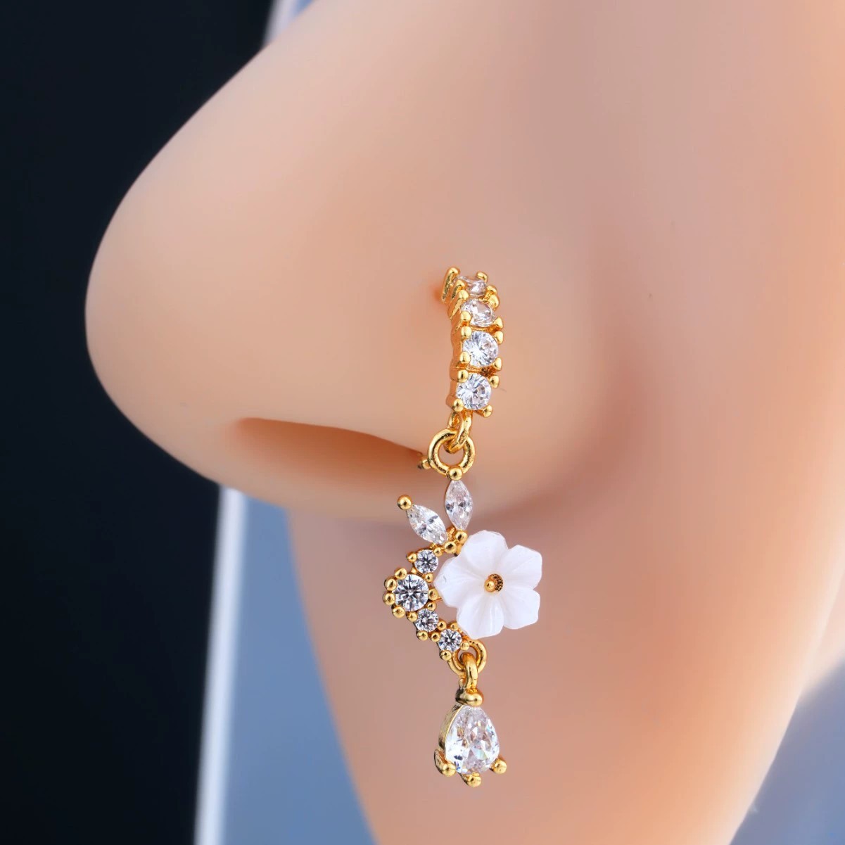 Body Jewelry Surgical Steel - Goldener Blumen-Nasenring mit hängendem CZ-Kristall-Tropfen-Nasenring, 18G